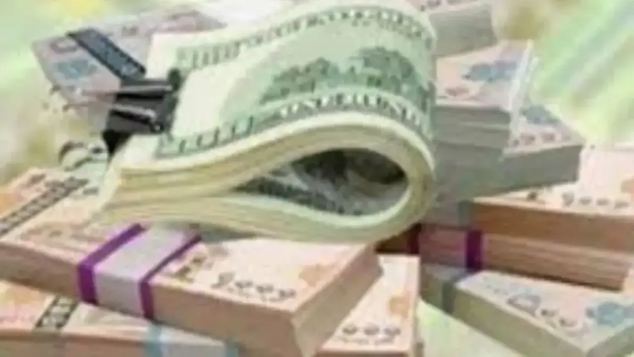 أسعار صرف الدولار في اليمن تسجل تفاوتاً كبيراً أمام الانهيار الحوثي